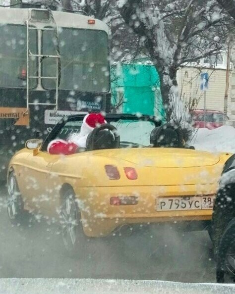 Дед Мороз был нарасхват, поэтом ему пришлось отказаться от привычной Тройки и пересесть на более современный и скоростной транспорт