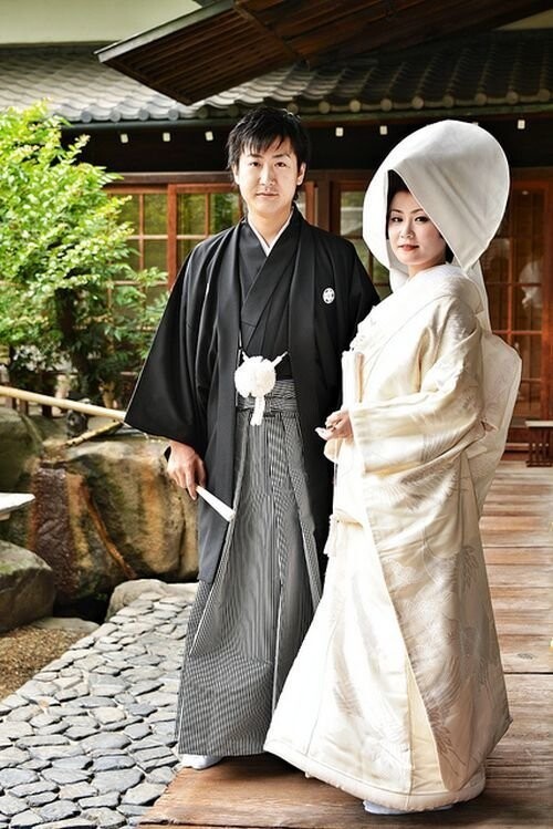 2. ЯПОНИЯ: Невеста обычно в белом кимоно "учикаке". На женихе тоже кимоно, а также штаны хакама и хаори - подобие пиджака