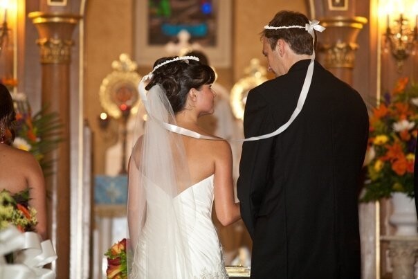 14. ГРЕЦИЯ: В ортодоксальной греческой церкви священник накладывает на головы жениха и невесты венцы "стефана". Они соединены лентой, символизирующей союз между молодоженами