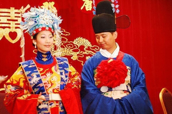 6. КИТАЙ: В китайской свадебной традиции также часто используется красный цвет - как цвет удачи, любви и процветания