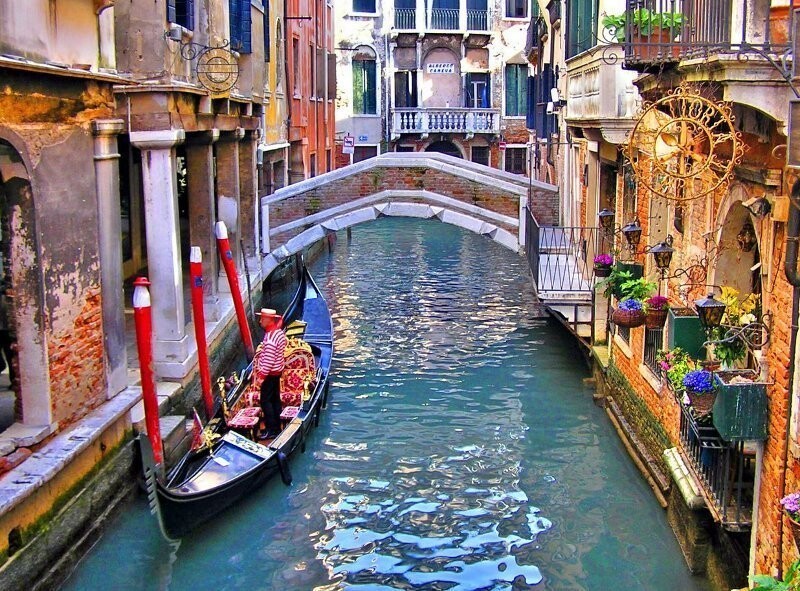 6. В Венеции недовольны поведением туристов, поэтому вводят определенные правила