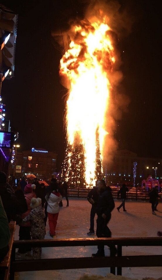 В Южно-Сахалинске спешно заменили сгоревшую елку новой