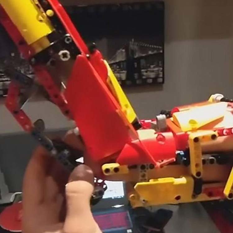 18-летний парень создал себе функциональный протез из бывшего Lego-вертолёта 