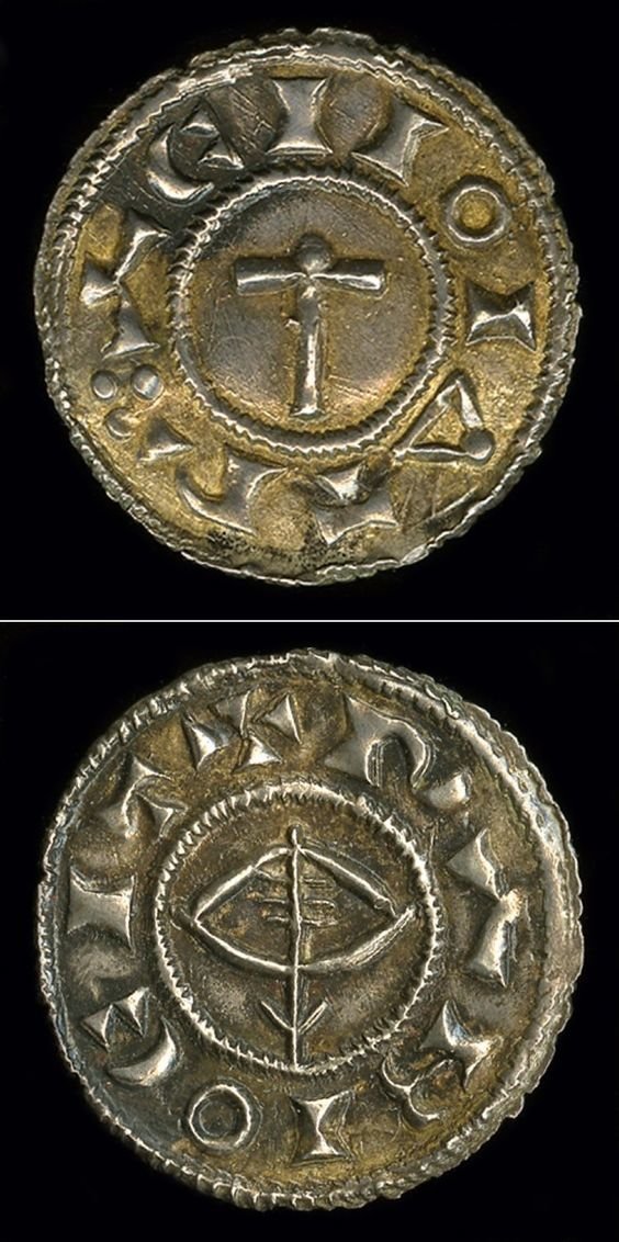 Копейка викинга с изображением молота Тора на оборотной стороне, а также нарисованными луком и стрелами (или, возможно, кораблем) спереди. Серебро.