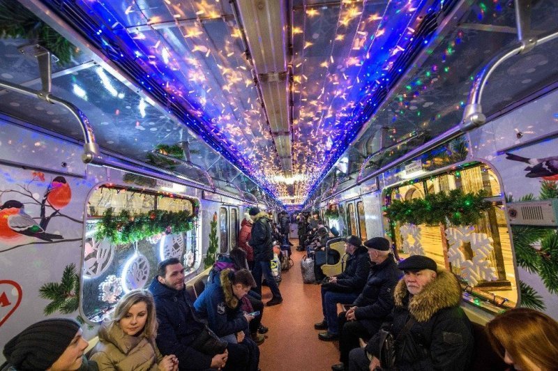 Праздничная атмосфера в московском метрополитене