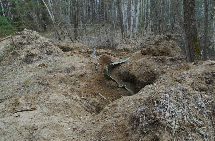 В какой то момент выехали на поляну сплошь изрытую воронками с остатками непонятных деталей.