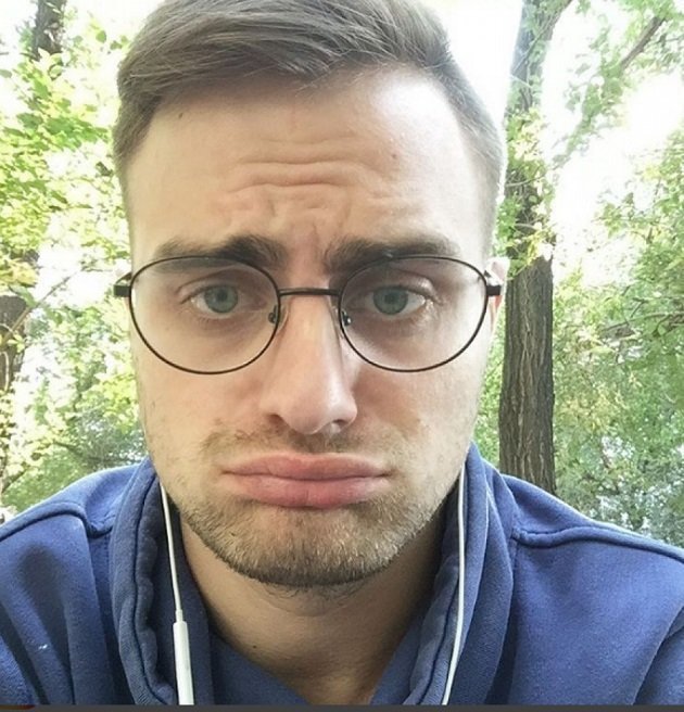 В российском Instagram* пользователи нашли молодого человека, который удивительно похож на известного британского актера Дэниэла Рэдклиффа. Русский "Гарри Поттер" живет в Красноярске и зовут его Николай Последа. 
