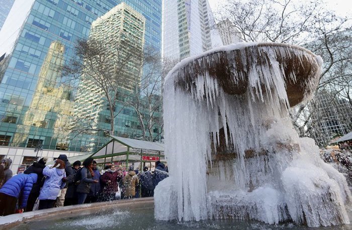 23. Замерзший фонтан в Нью-Йорке