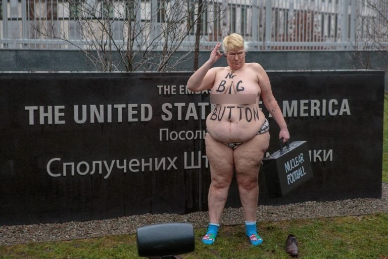 Полуголая активистка движения FEMEN устроила акцию протеста возле посольства США в Киеве