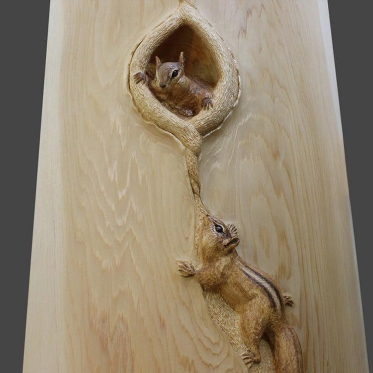 Художник делает скульптуры из поваленных деревьев