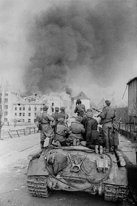 Немцы теряют сознание в горящем "Фердинанде" и остаются внутри навсегда