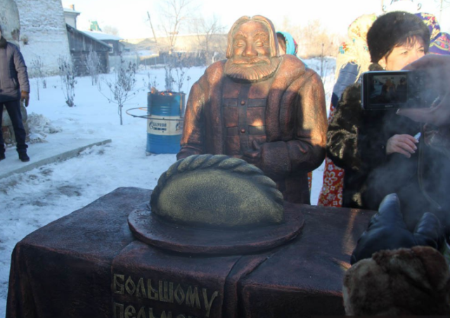 На Урале открыт памятник гигантскому пельменю