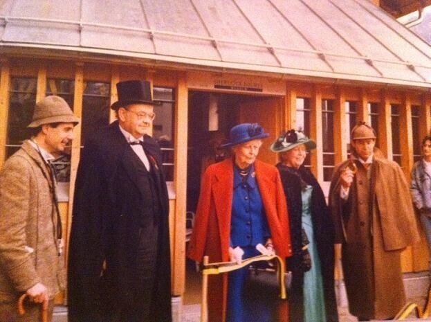 Открытие музея Шерлока Холмса в Майрингене 5 мая 1991 года. Дама-командор ордена Британской империи Джейн Конан Дойл в окружении персонажей Конана Дойла