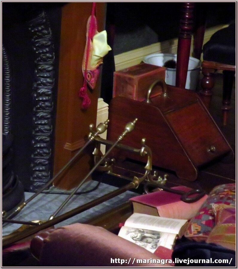 Музей Шерлока Холмса в Майрингене. Фрагмент гостиной на Бейкер-Стрит. Турецкая туфля для хранения табака,  коробка с трубками, деревянный ящик для угля, совок и кочерга