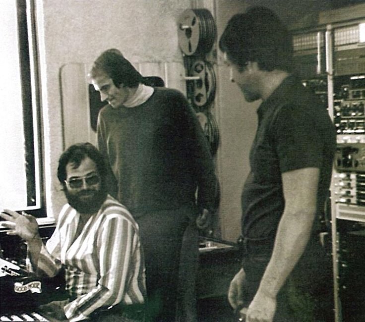 Андре Перри, Жан-Люк Лурадур и Владимир Высоцкий на студии звукозаписи Le Studio Morin Heights, июль 1976 года. Фото Бабека Серуша