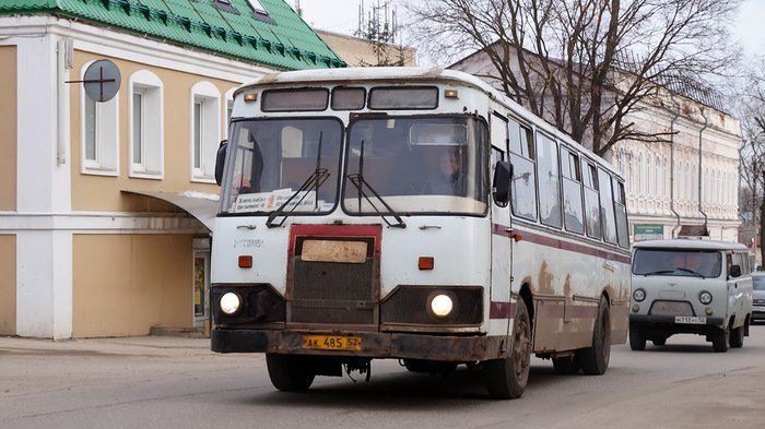 Типичная картина арзамасской жизни: ЛиАЗ с рёвом, но уверенно штурмует горку у Соборной площади — главного транспортного узла города