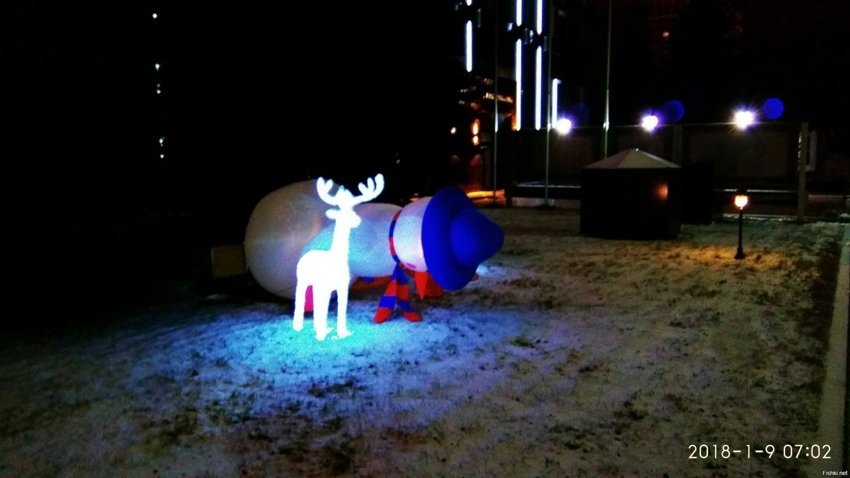 На работе перед Новым Годом  установили инсталляцию: снеговик и зверушки, све...
