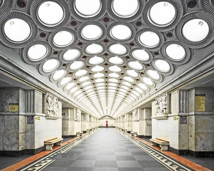 Фотограф показал всю роскошь российских станций метро  без людей
