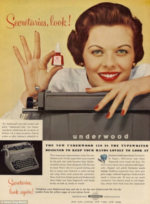 "Секретарши, смотрите!" Реклама печатной машинки Underwood, "спроектированной так, чтобы на ваши руки было приятно взглянуть", 1950-е гг.