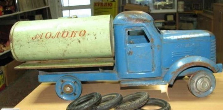 Модель грузовика-молоковоза «Запорожец», найдена в старом доме, продана за 1200 долларов