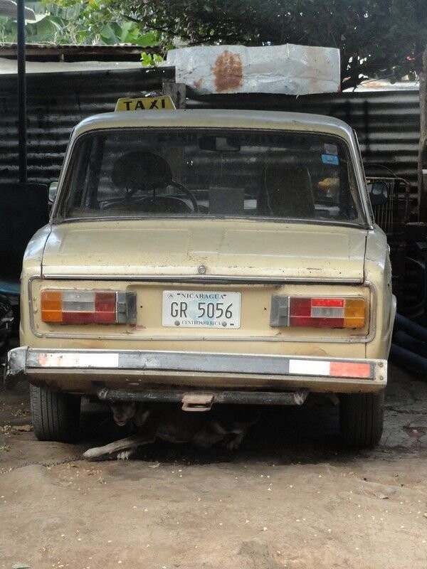 Старые "Жигули" на службе в гранадском такси (номера GR означают "Гранада"):