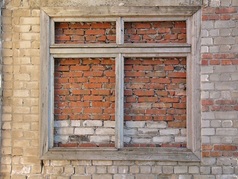 В Якутии суд заставил многодетную семью замуровать окна в доме