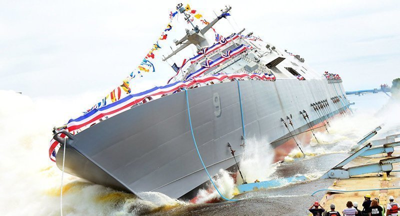 Новейший боевой корабль ВМС США вмерз в лед в порту Канады
