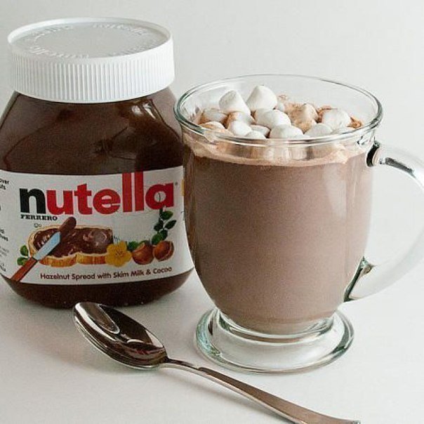 Если смешать молоко с Nutella (в соотношении 8/1) и подогреть в микроволновке, то получится превосходный горячий шоколад.