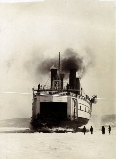 Ледокол «Байкал» колет лед на озере Байкал, 1900–е[/center]
