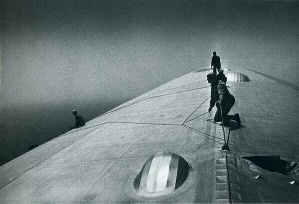 Ремонт корпуса дирижабля «Graf Zeppelin» во время полета над Атлантикой, 1934 год