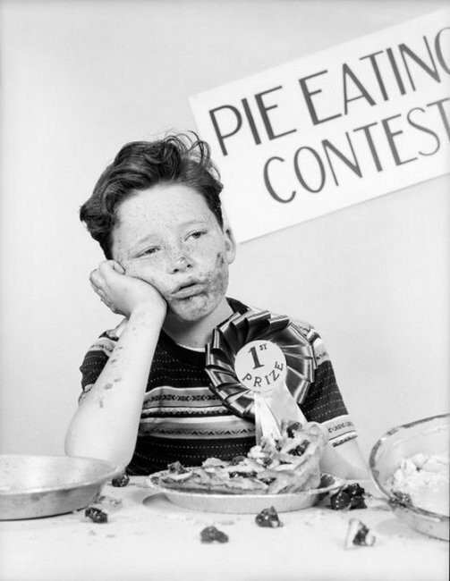 Юноша радуется первому месту в конкурсе по скоростному поеданию пирогов, 1950 год, США