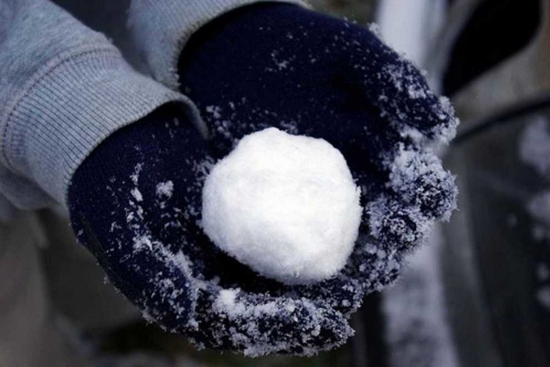 В Петербурге водитель избил школьника, бросившего снежок в его иномарку