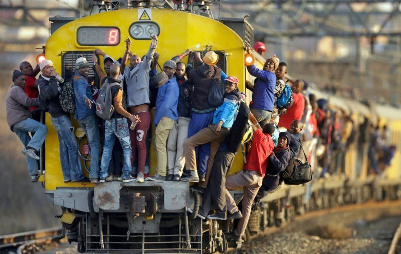 Один из самых популярных способов добраться до Йоханнесбурга (ЮАР) из его многочисленных пригородов — на поезде. Иногда буквально. На фото: состав на линии из Соуэто