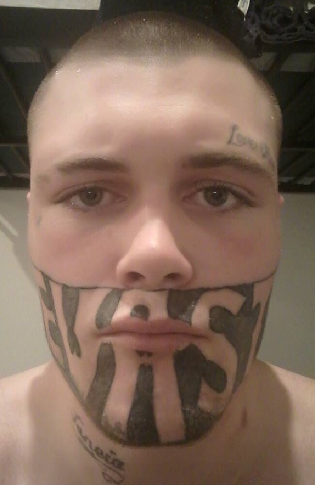 Парню с огромной татуировкой на лице в соцсетях нашли работу