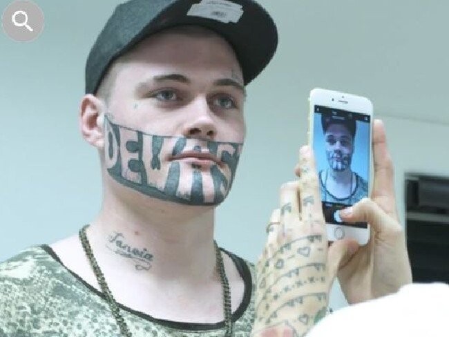 Парню с огромной татуировкой на лице в соцсетях нашли работу