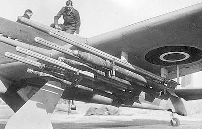 114-мм осколочно-фугасные НАР под крылом истребителя-бомбардировщика «Тайфун»