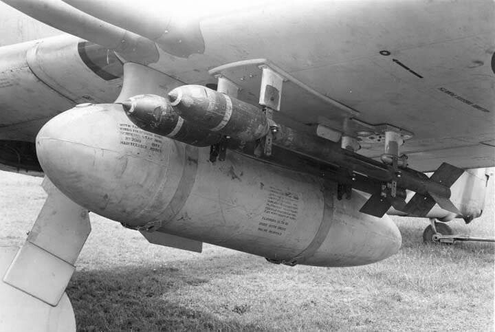 152-мм реактивные снаряды под крылом британского штурмовика