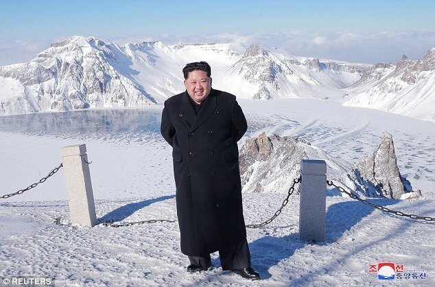 24. Совсем недавно Ким Чен Ын без проблем вскарабкался на вулкан Пэктусан высотой 2744 метра и совсем не устал.
