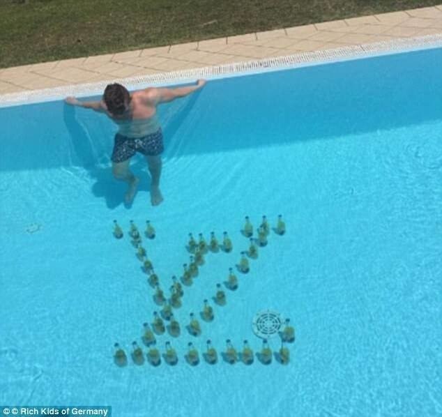 Развлечения: логотип Louis Vuitton, выложенный из пивных бутылок на дне бассейна
