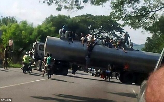 В стране также участились случаи грабежей. На фото - венесуэльцы оккупируют бензовоз.
