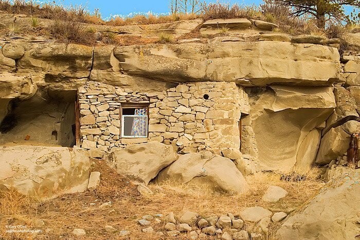 Дома, выдолбленные в скалах и камнях