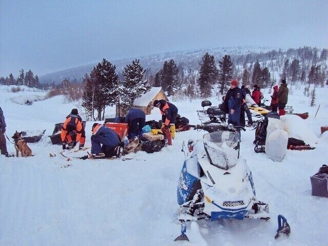 Турист спас четверых товарищей, оказавшихся под снежной лавиной в горах Хакасии