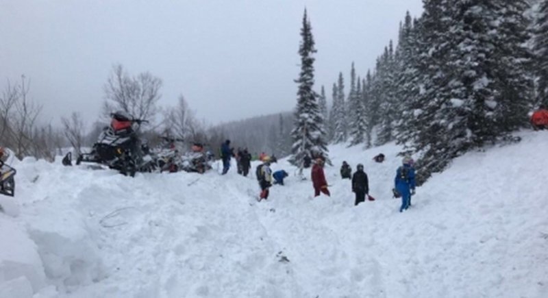 Турист спас четверых товарищей, оказавшихся под снежной лавиной в горах Хакасии