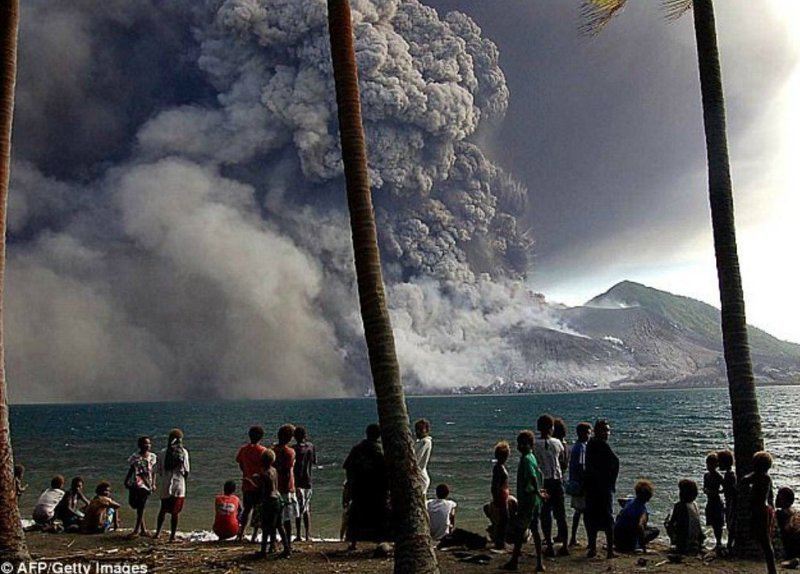Извержение вулкана Кадовар началось в 5 января 2018 года, в последующие дни продолжались выбросы облаков пепла. Уже к 6 января около 50% территории Кадовара было покрыто лавой.