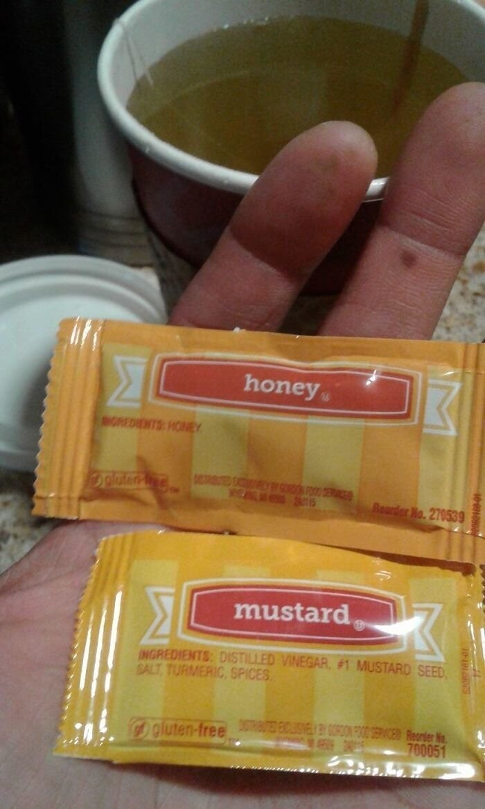 В одном пакетике мед, в другом - горчица. Надо очень внимательно присмотреться, чтобы не пить горчичный чай!