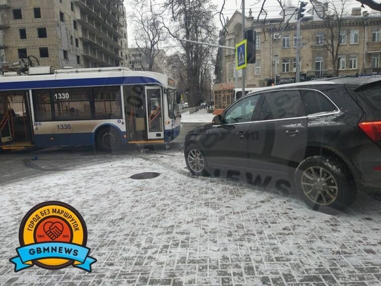 В центре Кишинёва троллейбус столкнулся с Ауди