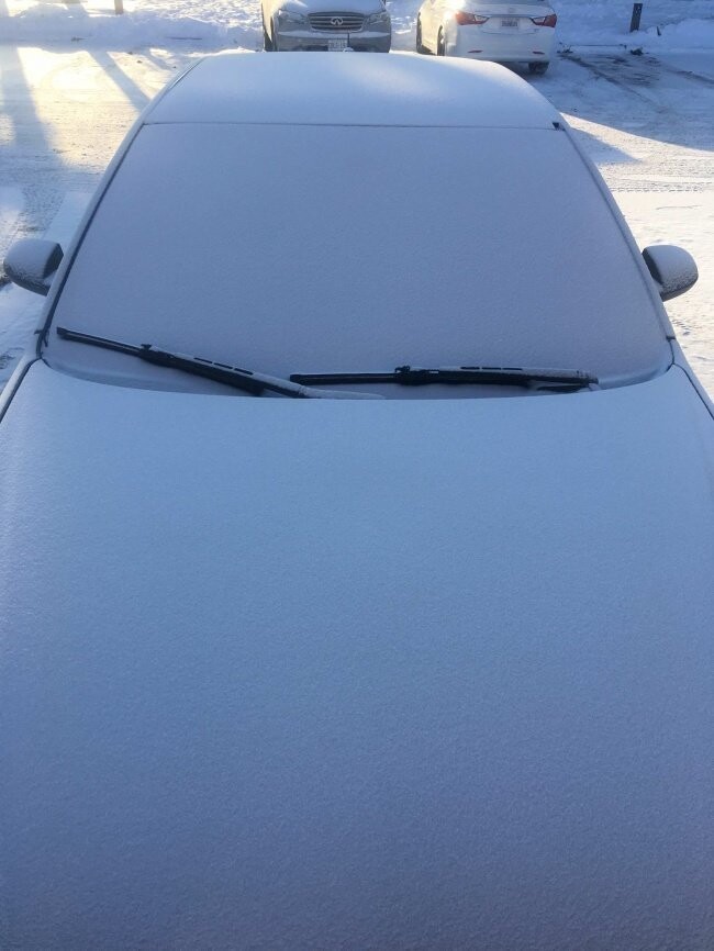 Снег укрыл автомобиль абсолютно ровным слоем