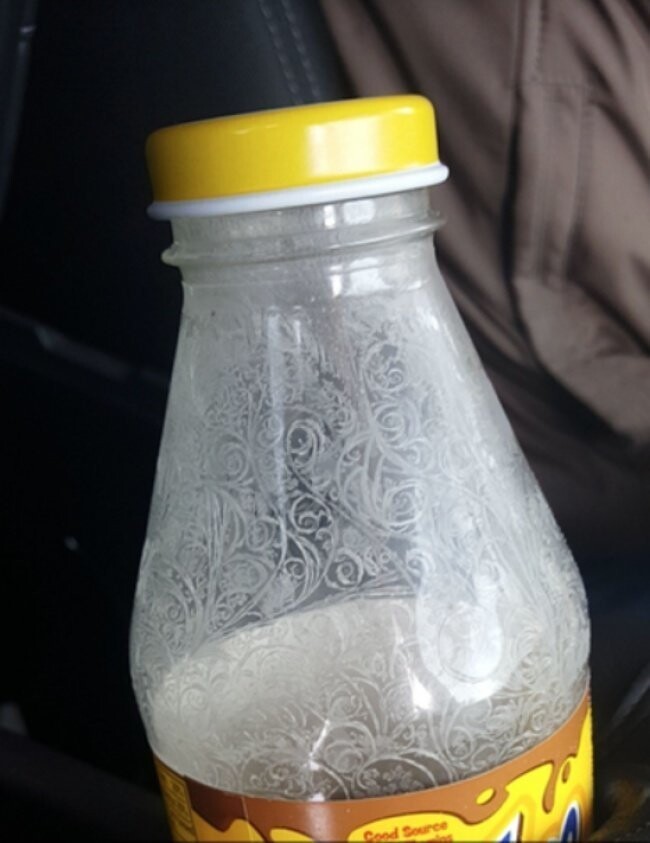 Ледяной узор в бутылке