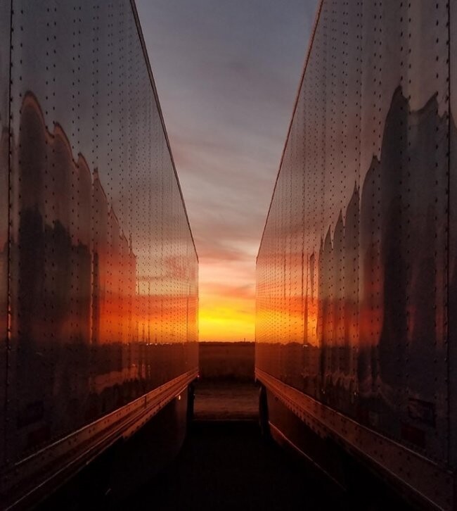 Кто бы мог подумать, что два грузовика на закате могут выглядеть так романтично