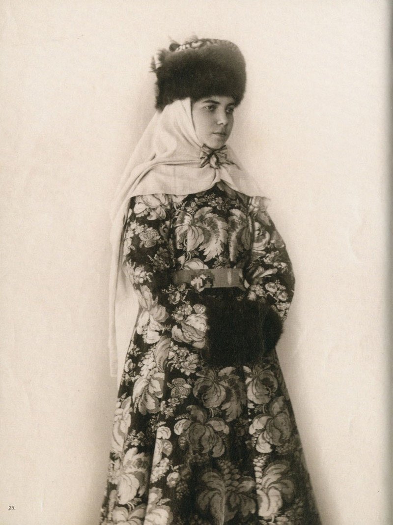 Русские красавицы 19-го века в традиционных костюмах